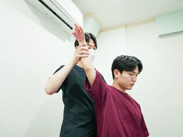 팔을 들어 올리는 움직임 검사