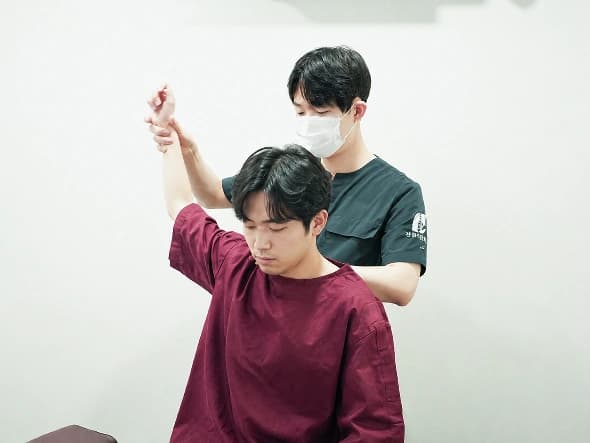 의료진이 관절과 근막의 움직임을 확인하는 모습