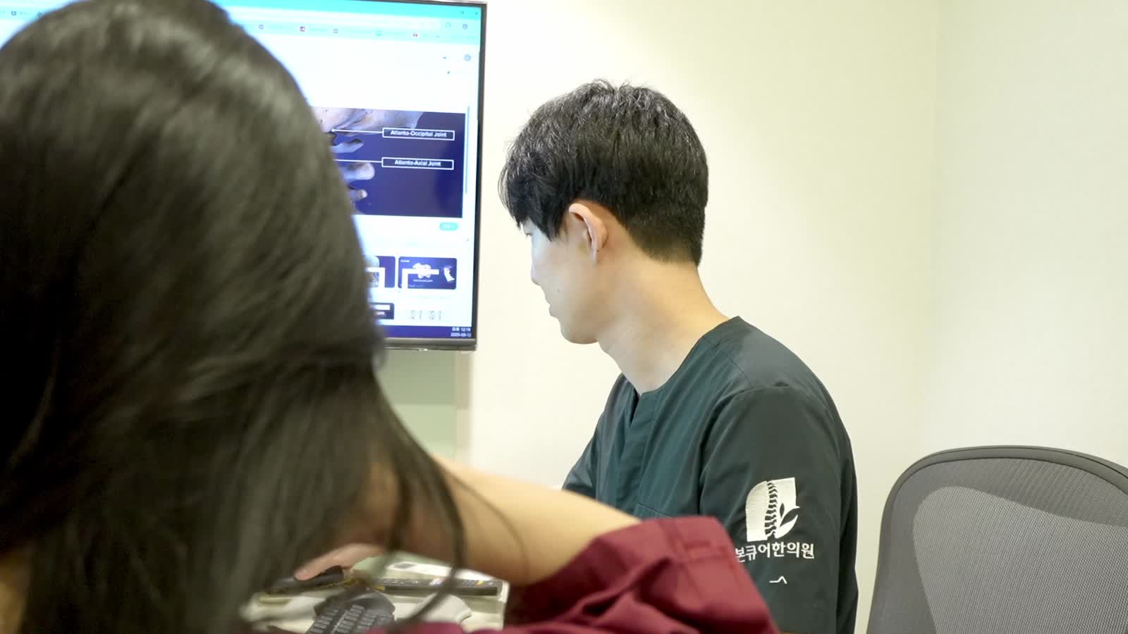 체형교정 X-ray 검사 장면