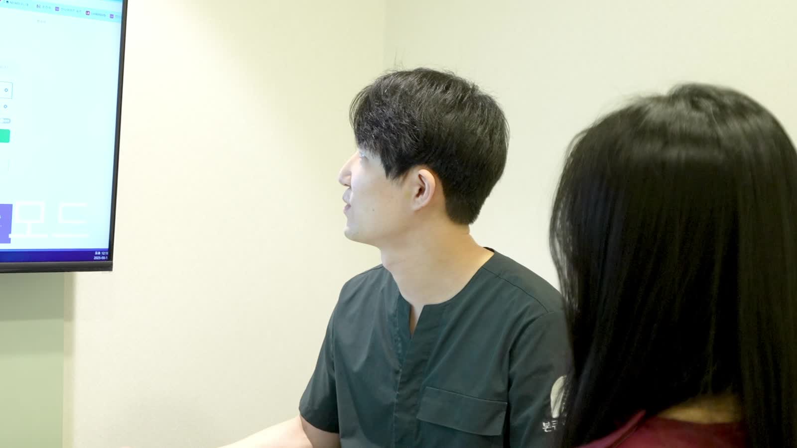 목뼈 구조 검사하는 한의원 진료 모습
