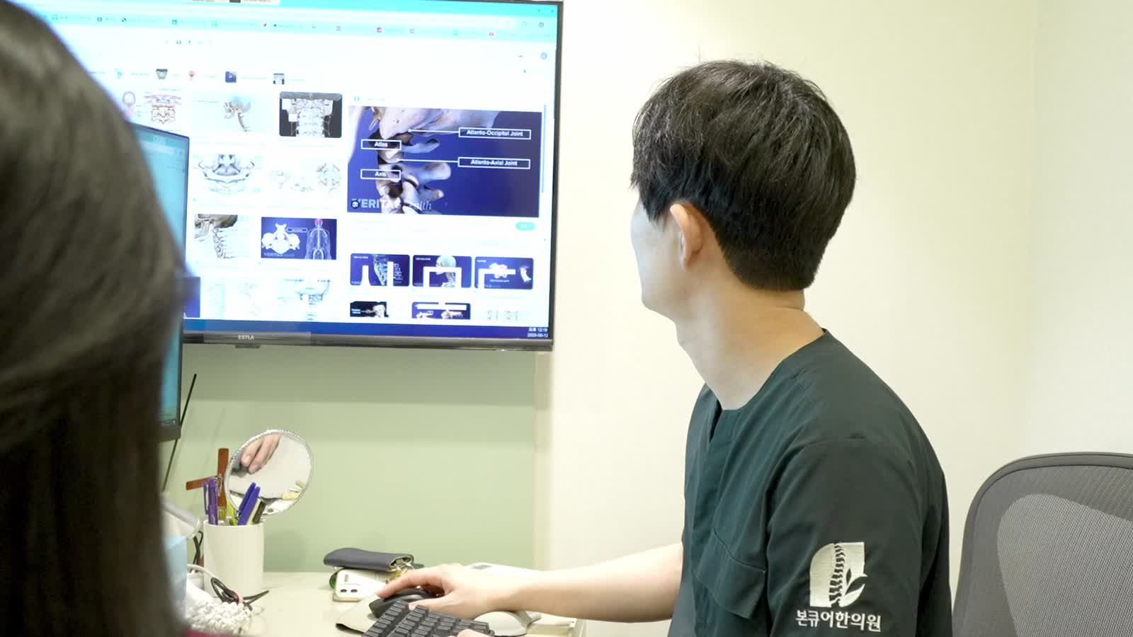 후비루 원인 확인 검사 장면