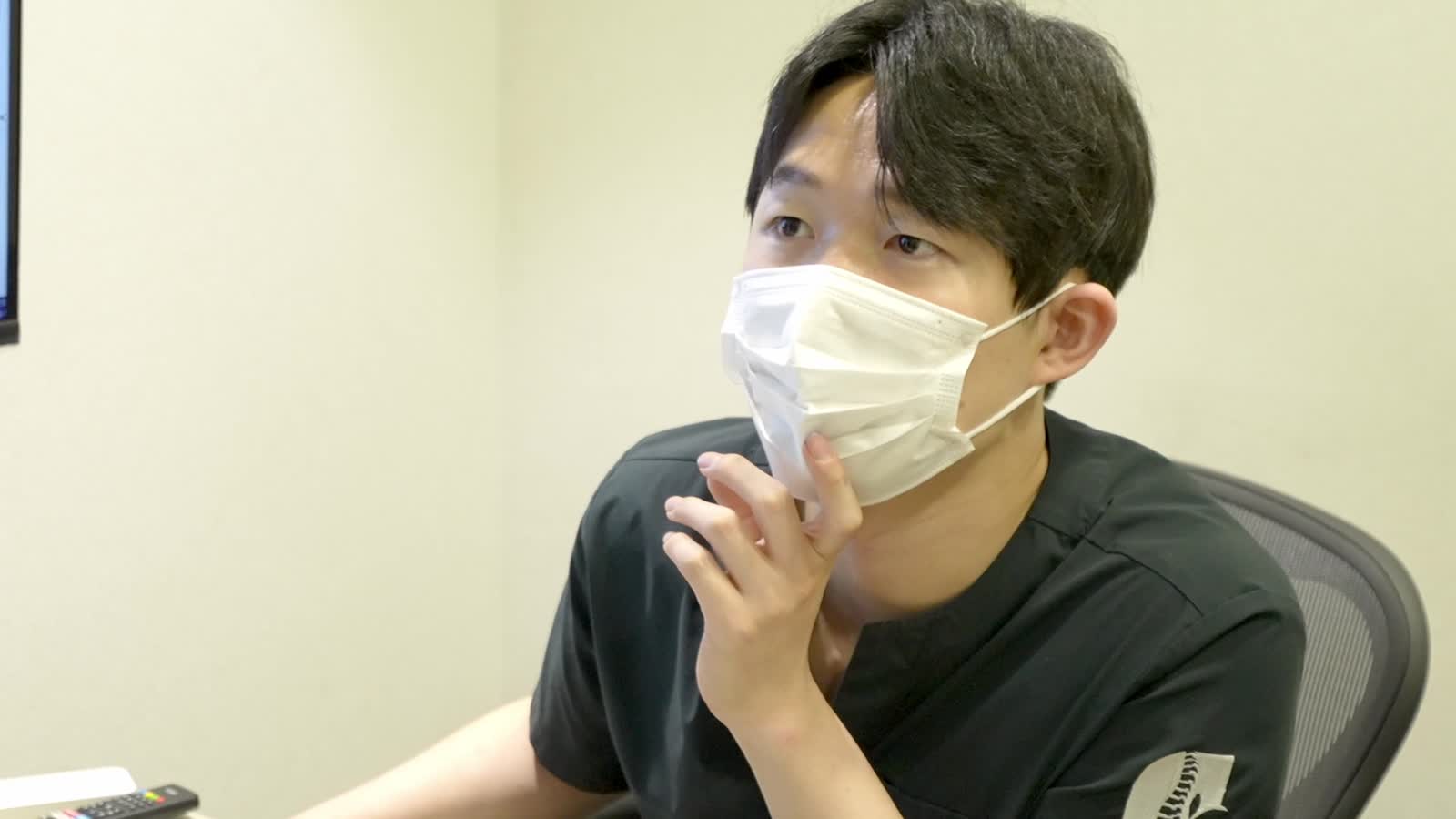 협착증 진단을 위한 전척추 X-ray 판독 장면